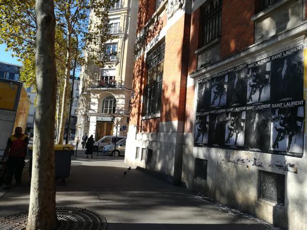 Retour à un visuel classique et percutant avec Saint Laurent