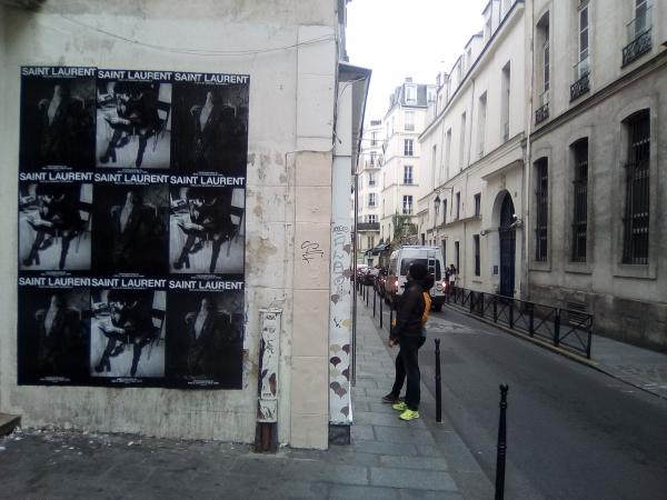 Retour à un visuel classique et percutant avec Saint Laurent