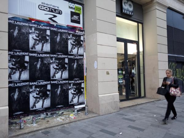 Retour à un visuel classique et percutant avec Saint Laurent