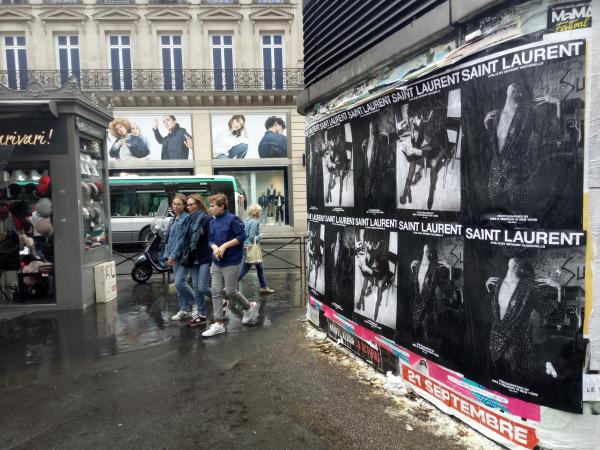 Retour à un visuel classique et percutant avec Saint Laurent