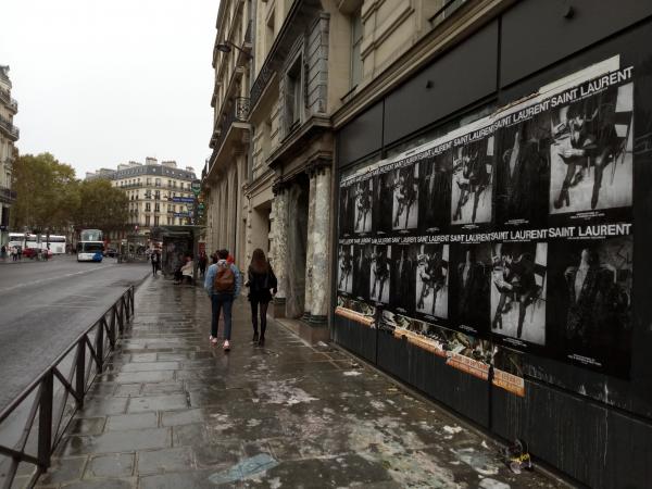 Retour à un visuel classique et percutant avec Saint Laurent