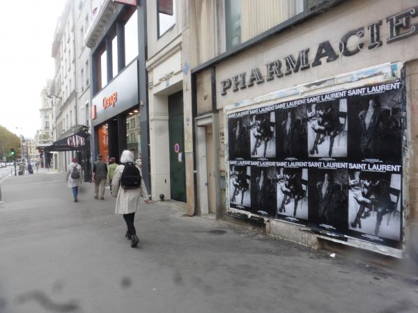 Retour à un visuel classique et percutant avec Saint Laurent