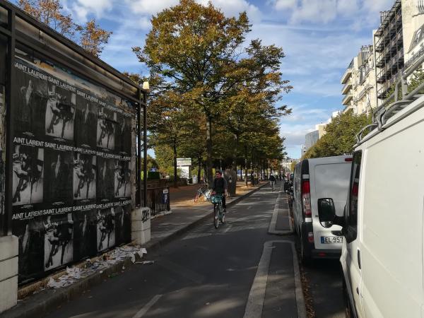 Retour à un visuel classique et percutant avec Saint Laurent