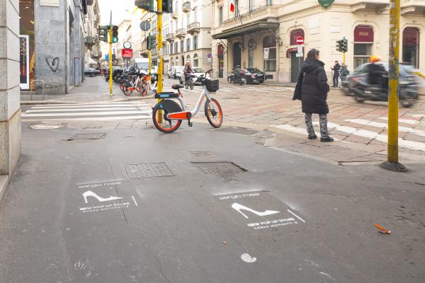 Sergio Rossi compose sur les routes milanaises