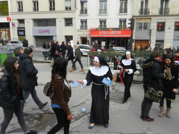 Des nonnes chantent dans les rues de la capitale