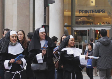 Des nonnes chantent dans les rues de la capitale