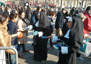 Des nonnes chantent dans les rues de la capitale