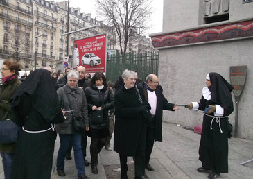 Des nonnes chantent dans les rues de la capitale