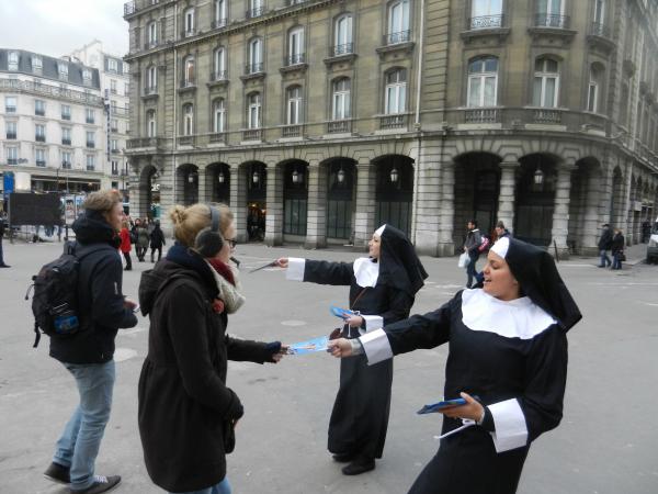 Des nonnes chantent dans les rues de la capitale