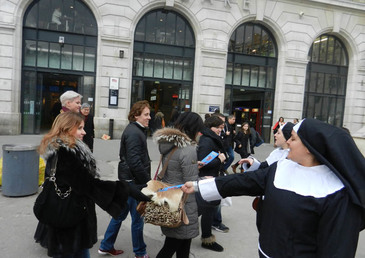 Des nonnes chantent dans les rues de la capitale