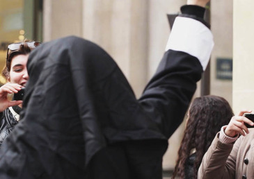 Des nonnes chantent dans les rues de la capitale