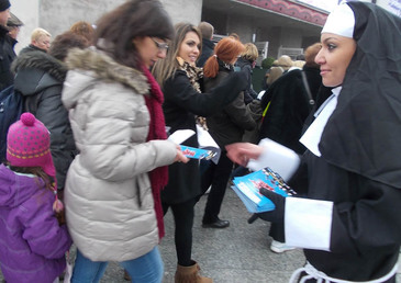 Des nonnes chantent dans les rues de la capitale