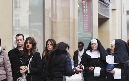 Des nonnes chantent dans les rues de la capitale