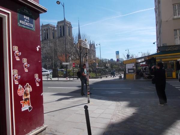 Tad l’explorateur investi les rues de Paris