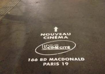 UGC guide les passants vers sa nouvelle salle de cinéma