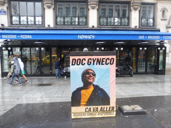 Doc Gyneco s'exhibe dans la rue pour son retour