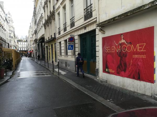 Selena Gomez voit les choses en grand