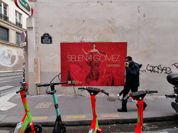 Selena Gomez voit les choses en grand