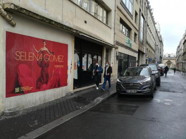 Selena Gomez voit les choses en grand