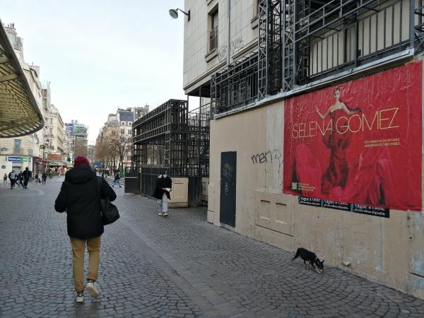 Selena Gomez voit les choses en grand