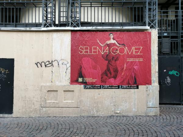 Selena Gomez voit les choses en grand