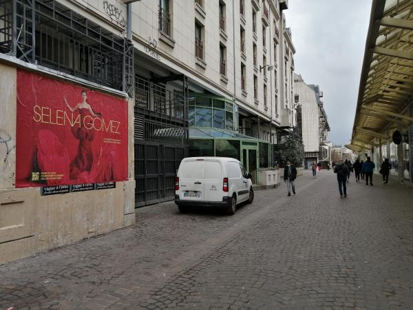 Selena Gomez voit les choses en grand