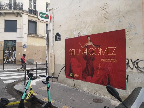 Selena Gomez voit les choses en grand