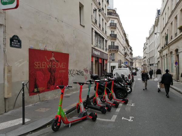 Selena Gomez voit les choses en grand