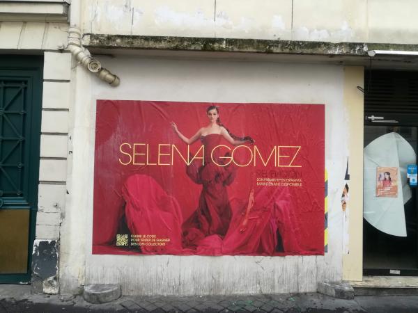 Selena Gomez voit les choses en grand